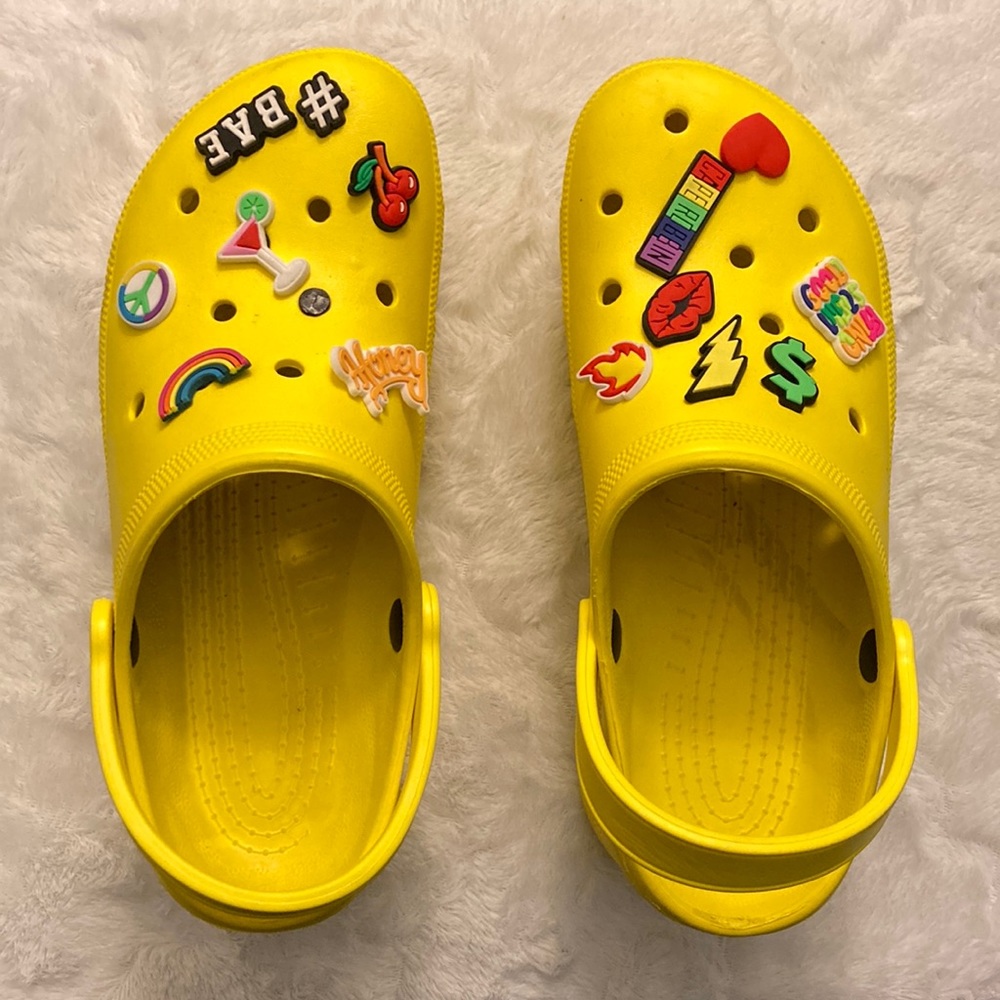 Charm clogs size US 10 color yellow only placed under crocs brand for exposure